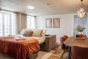 a bedroom with a bed and a table and chairs at Appartements Lago in Tüscherz-Alfermée
