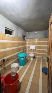 a small bathroom with a toilet and a sink at Mansa Homestay in Kalgha