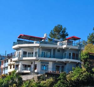 a building on the side of a hill at Ganga Nature Nest in Hawālbāgh