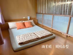 a bed in a small room with at 澎湖民宿-旺旺部落 in Magong