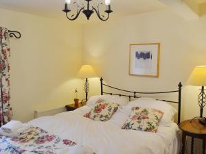 a bedroom with a bed with white sheets and pillows at Dewsnap Frost - Rb8 in Chinley