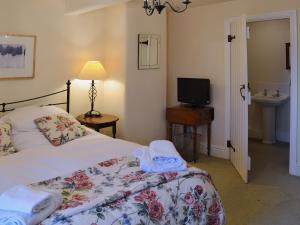 a bedroom with a bed and a television and a sink at Dewsnap Frost - Rb8 in Chinley +9 photos