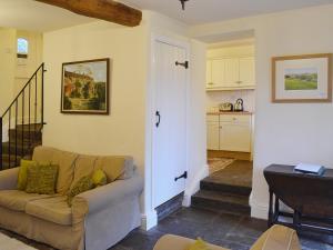 a living room with a couch and a kitchen at Dewsnap Frost - Rb8 in Chinley
