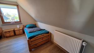 a small bedroom with a bed and a window at Ferienwohnung Strandweg 1 in Wieck