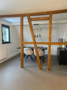 a dining room with a table and some chairs at Moderne 4-Zimmer Wohnung in Wernau