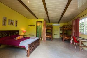 Una cama o camas en una habitación de Cabanas Los Colibris Hotel Ecolodge