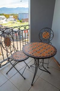 a table and chairs on a balcony with a view at Hotel Luckys in San Isidro de El General