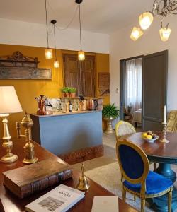 a living room with a table and a kitchen at Casa d'Artista con Terrazza Panoramica nel Borgo" Ajman house in Sambuca di Sicilia