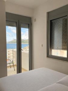 a bedroom with a bed and a view of the ocean at Sunrise apartmani in Bar