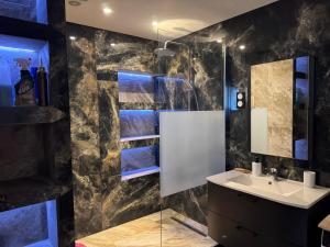 ein Badezimmer mit Waschbecken und Dusche in der Unterkunft Yara in Montargis + 9 Fotos