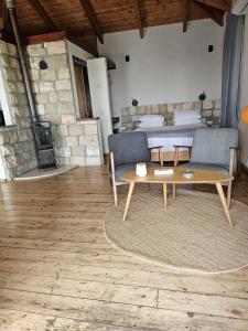 a living room with a table and a bed at Red and White אדום לבן in Amirim