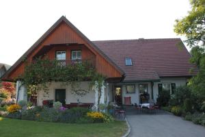 una casa con techo de madera y patio en Buschenschank Orsl, en Wildbach