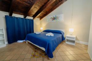 a bedroom with a blue bed with a blue curtain at Hotel Sant'Antonio in Torraca
