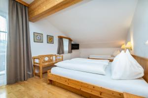 a hotel room with two beds and a window at Appartment Ransburggut in Flachau