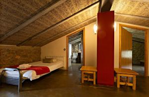 a bedroom with a bed and a table in a room at L'Antic ajuntament de la Torra in La Baronia de Rialb