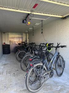 eine Reihe von Fahrrädern in einer Garage geparkt in der Unterkunft Hotel Bevertal in Beverungen