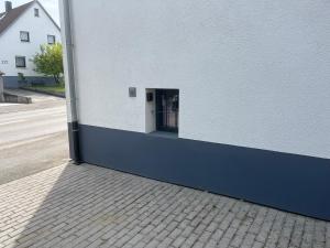 a door in the side of a white building at Moderne 4-Zimmer Wohnung in Wernau