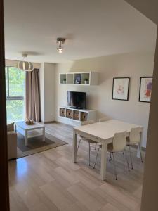 a living room with a white table and chairs at Apartaments Peronel.la in Lleida