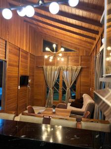 a living room with a couch and a ceiling fan at HolzHaus em Pomerode in Pomerode