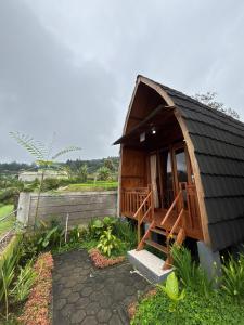 a small house with a black roof at Pondok Kebun Sayur in Bedugul