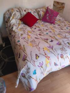 a bed with a white comforter with butterflies on it at chambre double dans appartement in Le Kremlin-Bicêtre
