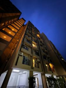 a tall building at night with lights on at Studio apartment in Siroli