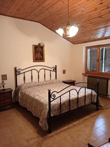 a bedroom with a bed and a wooden ceiling at Carpineti Republic in Monterone