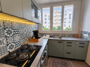 eine Küche mit Herd Der Backofen steht neben der Spüle. in der Unterkunft Yara in Montargis