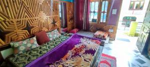 a room with a couch with a blanket on it at Little Hamlet Choj in Kasol
