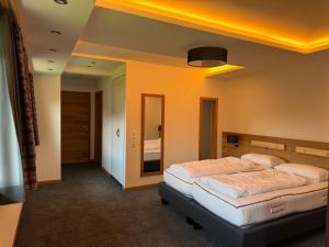 ein Schlafzimmer mit einem großen Bett in einem Zimmer in der Unterkunft Gästehaus Apollo in Schwangau