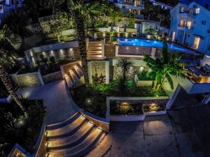 - une vue aérienne sur un bâtiment avec piscine la nuit dans l'établissement Apartments Secret Garden, à Ulcinj