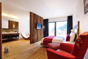 um quarto de hotel com uma cama e uma casa de banho em Antonius Natur Apartment - kinderfreie Unterkunft em Lavant