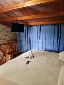 ein Schlafzimmer mit einem Bett, das mit einer Fernbedienung gesteuert wird in der Unterkunft Hotel Jasy in Puerto Iguazú