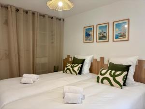 two twin beds in a room with white at Les Cabines de la Vie in Saint-Gilles-Croix-de-Vie +22 photos