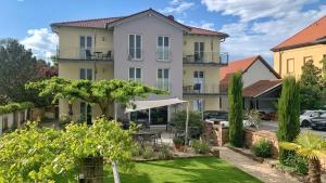 a view of a building with a yard at Casa Palatina Vinotel in Großkarlbach