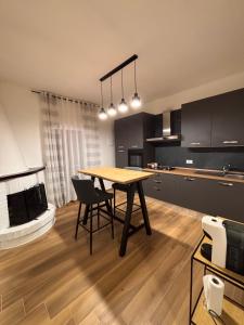 a kitchen with a table and chairs in a room at De Chri House in Cisterna di Latina