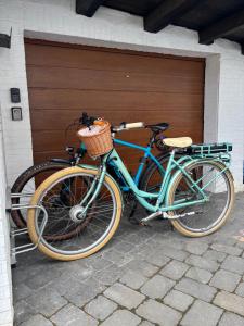 two bikes parked in front of a garage at Heckenstübchen in Simmerath