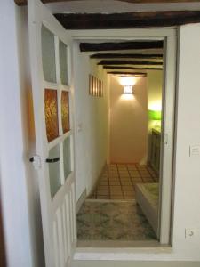 un pasillo que conduce a una habitación con puerta en Casa Tuerta, en Alcalá de Moncayo