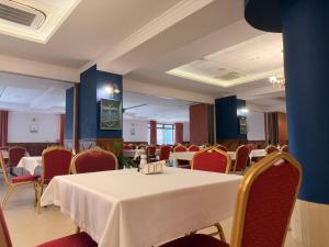jadalnia z białym stołem i krzesłami w obiekcie Hotel Continental w mieście Krynica Morska +88 zdjęć