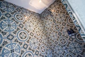 a bathroom with blue and white tiles on the wall at Butt Lodge in Lochranza