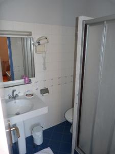 Ένα μπάνιο στο Logis Hotel Domaine du Cheval Blanc +40 φωτογραφίες