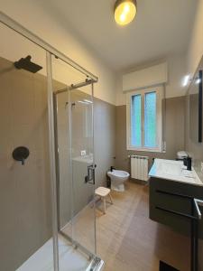 a bathroom with a shower and a toilet and a sink at A CA' da 8 e Jacky in Casalecchio di Reno