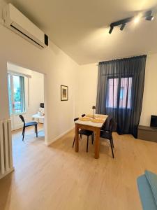 a living room with a table and chairs in it at A CA' da 8 e Jacky in Casalecchio di Reno