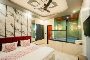a bedroom with a bed and a ceiling fan at Hotel Galaxy 700 - A Luxury Hotel Near KhatuShyamJi Temple in Khātu +43 photos