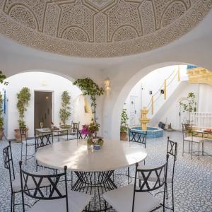 a room with a table and chairs and a ceiling at DAR COLIBRI - Maison de charme à Kélibia in Kelibia