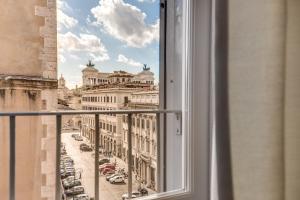 una finestra con vista sulla città di Appartamento con vista sul Vittoriano a Roma