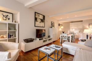 - un salon avec un canapé et une télévision dans l'établissement Appartamento con vista sul Vittoriano, à Rome