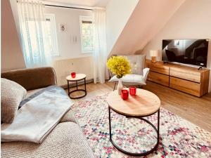 a living room with a couch and a tv at Thüringer Wald-Zauber in Zella-Mehlis