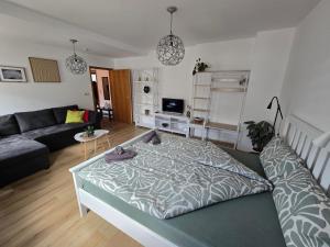 ein großes Bett, das auf einer Couch im Wohnzimmer steht in der Unterkunft Villa Dacha in Niederwurschnitz