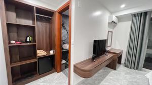 a room with a tv and a desk with a television at Tuần Châu HQT in Ha Long